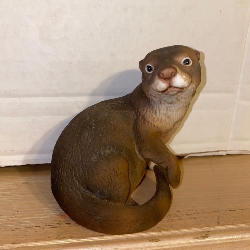 Vintage 1985 porcelain river otter figurine Violet Rodger Brown Mfg River shore